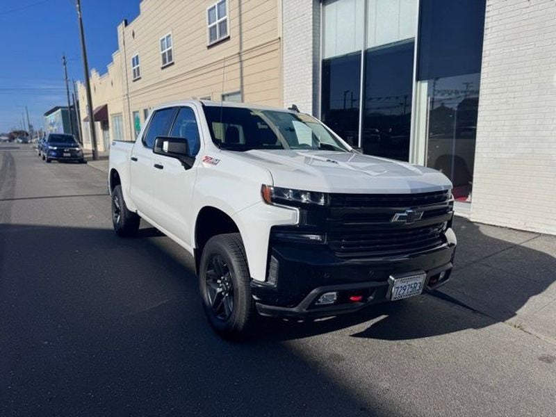 2022 Chevrolet Silverado LT Trail Boss in Summit White — front three-quarter view